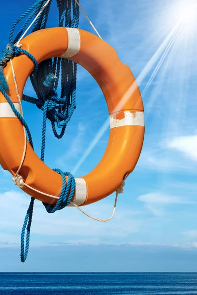 Boya Vida Naranja Blanca Con Cuerdas Sobre Fondo Con Mar — Foto de Stock