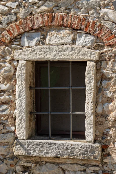 Altes Fenster mit Eisengitter - Toskana Italien — Stockfoto