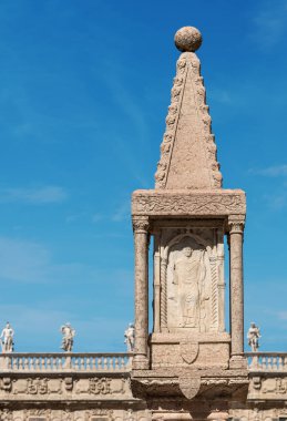 Antik Mermer sütun ile Saint Zeno kısma Piazza delle Erbe, Verona - Veneto, Ital içinde küçük tapınak (1401) ile