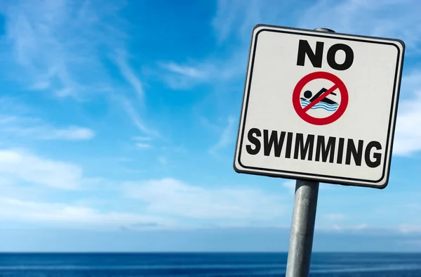 Geen Zwemmen Gevaar Ondertekenen Aan Het Strand Met Een Vaag Stockfoto