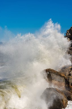 Büyük dalgalar küçük köy Tellaro, Körfez, La Spezia, Liguria, İtalya, uçurumdaki Europe kırma