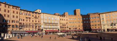 Siena, İtalya - 5 Ocak 2017: Siena, Toscana (Toskonya), İtalya, Avrupa, şehir merkezinde antik ve Ortaçağ Piazza del Campo (Campo kare) turist ziyaret edin