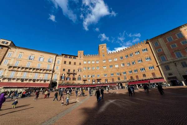 Siena Itálie Ledna 2017 Turisté Navštívit Starověké Středověké Náměstí Piazza — Stock fotografie