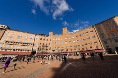 Siena, İtalya - 6 Ocak 2017: Siena, Toscana (Toskonya), İtalya, Avrupa, şehir merkezinde antik ve Ortaçağ Piazza del Campo (Campo kare) turist ziyaret edin