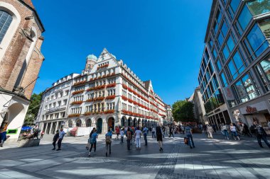 Münih, Almanya - 6 Eylül 2018: Bina Zum Schonen Turm (güzel kule) Hirmer şirket moda mağaza Kaufinger strasse Marienplatz yakınındaki. Münih, Almanya