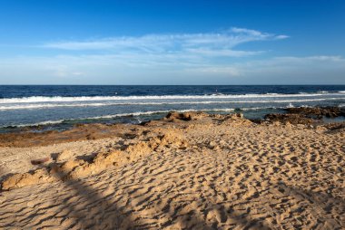 Marsa Alam, Mısır, Afrika yakınlarında Kızıldeniz. Ön planda kayalıkta son kumsal ve uçurumun dalgalar