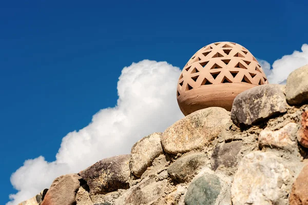 Primo Piano Una Lampada Argilla Marrone Una Parete Ciottoli Con — Foto Stock