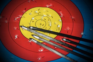 Beş oklar ve delik bir rekabet - okçuluk spor sonra hedefle closeup