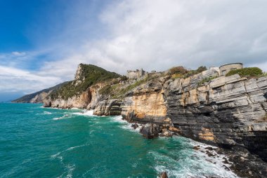 Porto Venere veya Portovenere şehir (Unesco Dünya Mirası) üzerinde kayalık sahil boyunca Akdeniz Doria Castle (1164-XIX yüzyıl). La Spezia, Liguria, İtalya, Europe