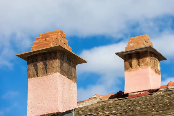 Detail Dvou Komínů Vrcholu Střechy Domu Modrou Oblohu Mraky Itálie — Stock fotografie