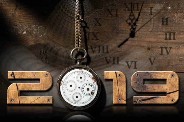 Νέο Έτος 2019 Ξύλινοι Αριθμοί Ένα Ρολόι Τσέπης Παλιά Και — Φωτογραφία Αρχείου