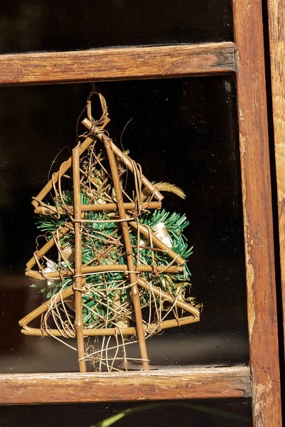 Küçük Noel Ağacı Penceresinden Asılı Sopa Ile Yapılan — Stok fotoğraf