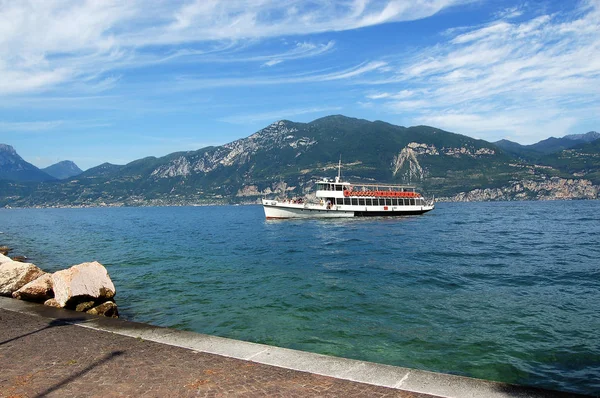 Barco de balsa - Garda Lake Itália — Fotografia de Stock