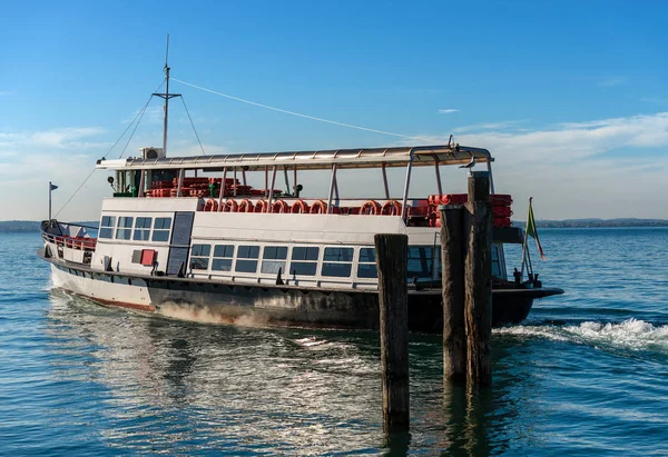 Ferry Boat Garda Lago Garda Port Lazise Kisváros Veneto Olaszország — Stock Fotó