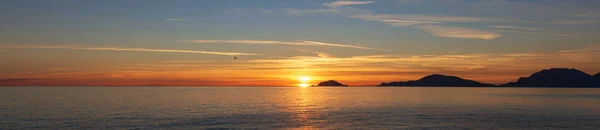 地中海 イタリア リグーリア州 スペツィア湾の夕日 背景には パルマリア ティーノとティネット島島 ポルト ベネレ — ストック写真