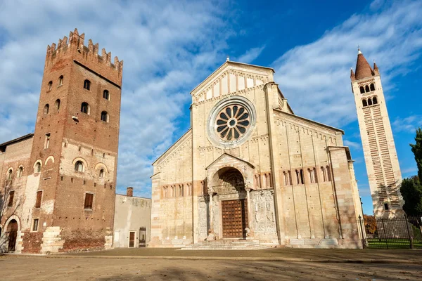 サンタ アナスターシア教会 ヴェローナ イタリアのユネスコ世界遺産に イタリア ロマネスク様式建築の傑作の一つであります — ストック写真