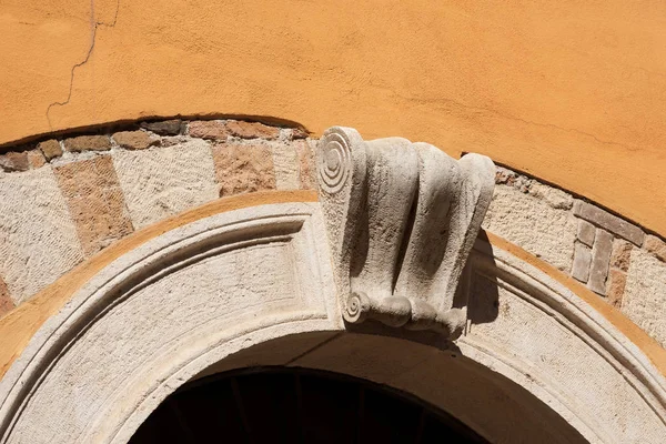 Arco de piedra con Keystone viejo - Verona Italia —  Fotos de Stock