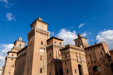 Estense kale veya San Michele Castle (1385) Merkezi Ferrara, Emilia-Romagna, Kuzey İtalya'daki moated bir ortaçağ kalesi var. Dört köşe Kuleli büyük bir blok oluşur