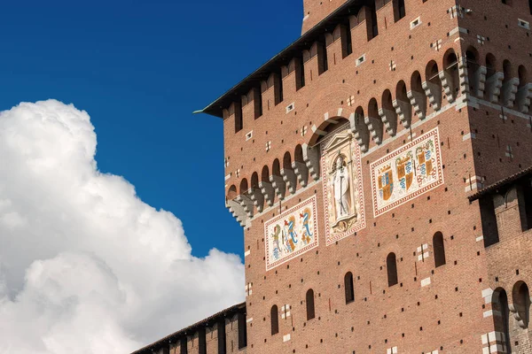 详细的 Filarete 的斯福尔扎城堡十五世纪 Sforzesco 它是伦巴第大区 意大利米兰市的主要标志之一 — 图库照片