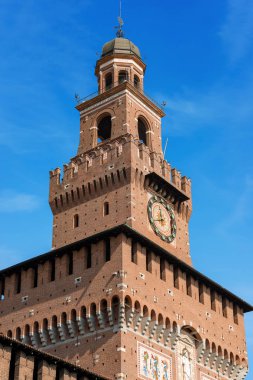 Saat Kulesi (Castello Sforzesco) Sforza Kalesi Xv yüzyılın detayını. Milano kenti, Lombardiya, İtalya ana sembollerinden biridir