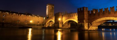 Castelvecchio'yu (eski Kalesi) ve Verona (Unesco Dünya Mirası) - gece Adige Nehri yakınındaki antik Scaligero köprü Veneto, İtalya, Europe