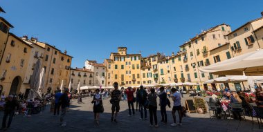 Lucca, İtalya - 16 Nisan 2017: Turistler ve yerliler için eski şehir Meydanı (Piazza dell'Anfiteatro - amfi tiyatro kare) ziyaret Lucca küçük eski şehir, Toscana (Toskonya), İtalya, Avrupa