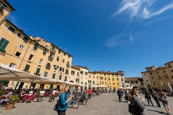 Lucca Włochy Kwietnia 2017 Turystów Mieszkańców Odwiedź Starożytne Placu Piazza — Zdjęcie stockowe