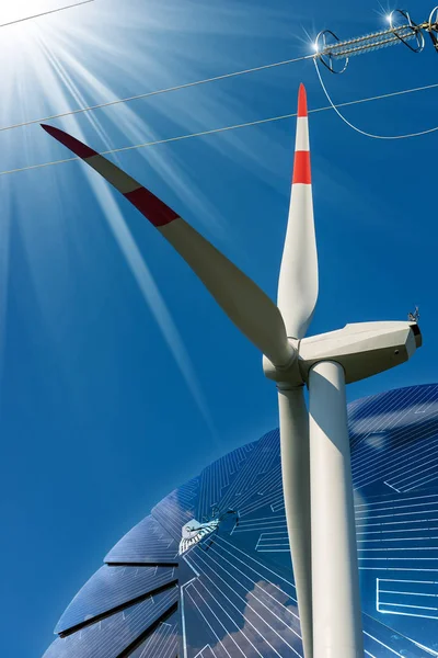Detalhe Uma Turbina Eólica Painel Solar Uma Linha Energia Céu — Fotografia de Stock