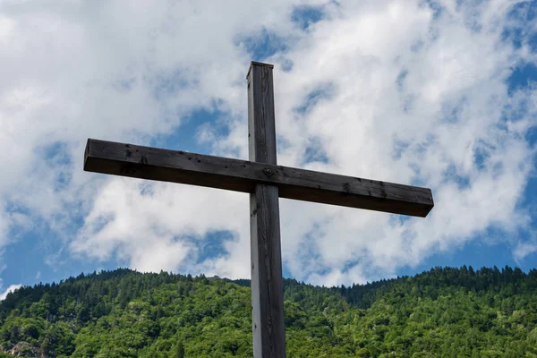 Drewniany Krzyż Górach Alpy Włoskie Błękitne Niebo Chmury Symbol Religijny — Zdjęcie stockowe