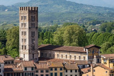 Lucca Antik şehir Basilica San Frediano (XII. yüzyıl) ile havadan görünümü. Toscana (Toskonya), İtalya, Europe