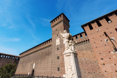 Sforza Kalesi Xv yüzyılda Milan, Lombardiya, İtalya ile Bona Kulesi ve Giovia ve Aziz Giovanni Nepomuceno, bohem rahip heykeli (Castello Sforzesco)