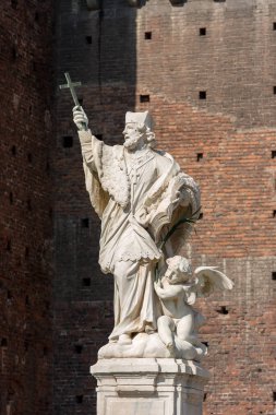 Nepomuk Aziz John Heykeli (San Giovanni Nepomuceno), Bohemyalı rahip, Bohemya 'nın koruyucu azizi. Sforza Kalesi (Castello Sforzesco), Milan, İtalya, Avrupa