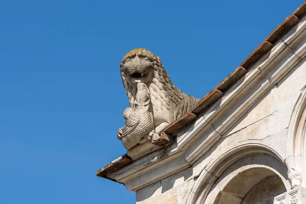 Statue Lion Fighting Dragon Detail Church Santa Maria Forisportam Pisan — Stock Photo, Image