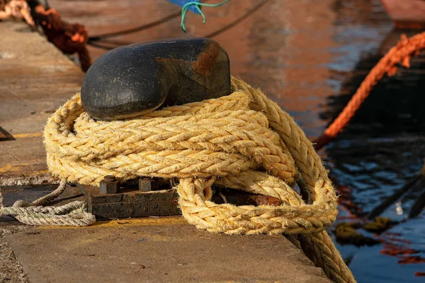 Skeledeki Iskelede Halatlarla Şahinlerle Büyük Siyah Demirleme Boruları Var — Stok fotoğraf