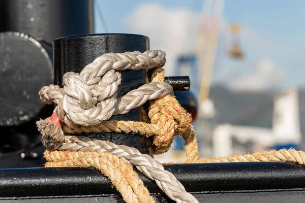 Деталь Чорного Швартованого Боларда Мотузками Або Гаями Палубі Корабля Швартованого — стокове фото