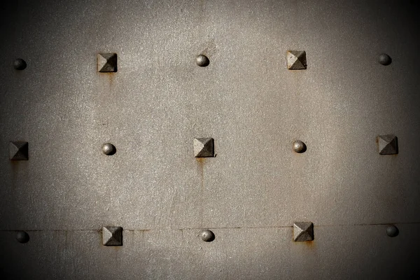金属の背景 ピラミッドの形でスタッズ付きの古い金属製のドアの詳細 — ストック写真