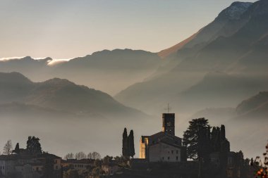 Ortaçağ şehir Barga Aziz Christopher Katedrali (Collegiata di San Cristoforo) ve Toskana, Lucca eyaletinin, İtalya, Europe Apuan Alps (Alpi Apuane)