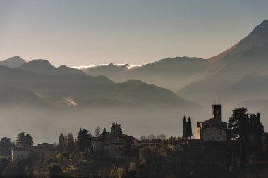 Ortaçağ şehir Barga Aziz Christopher Katedrali (Collegiata di San Cristoforo) ve Toskana, Lucca eyaletinin, İtalya, Europe Apuan Alps (Alpi Apuane)