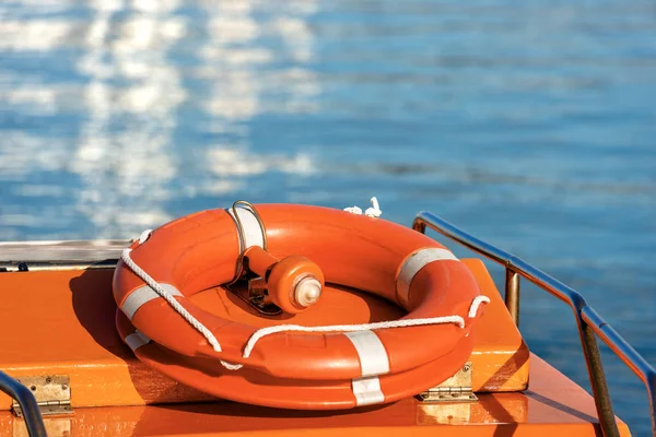 Оранжевый Спасательный Круг Аварийным Светом Локализации Над Лодкой Голубой Водой — стоковое фото