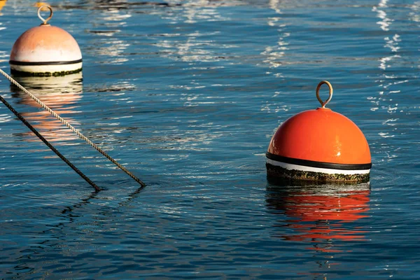 Dois Bóia Vermelha Laranja Para Ancorar Barcos Superfície Água Porto — Fotografia de Stock
