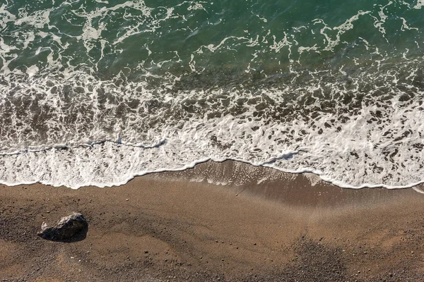 Пташиного Польоту Піщаний Пляж Зеленого Моря Білий Хвилі Лігурія Італія — стокове фото