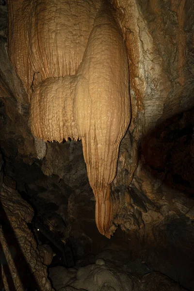 Interiör Ett Berg Grotta Med Stalaktiter Och Stalagmiter Toscana Italien — Stockfoto