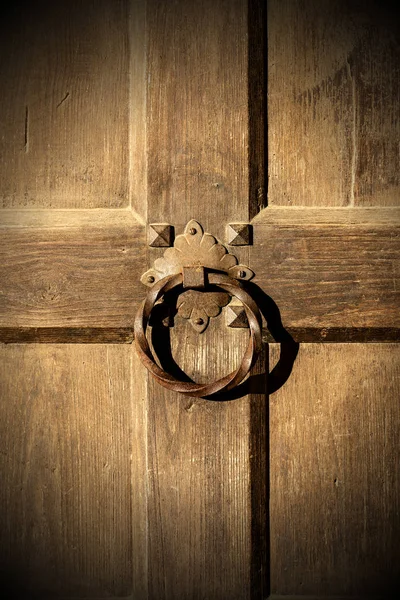 Detalle Una Vieja Puerta Madera Marrón Con Asa Forma Anillo —  Fotos de Stock