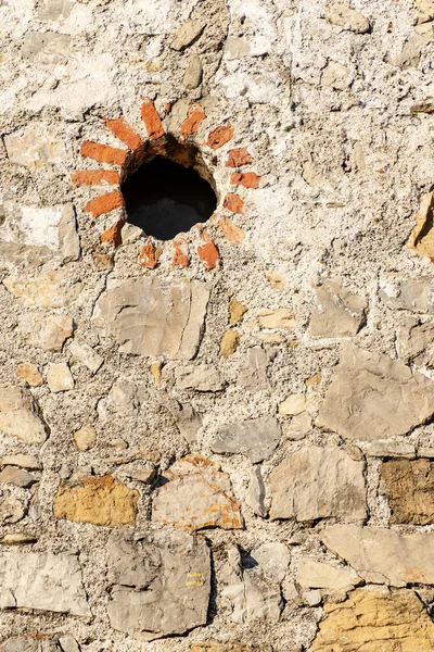 Stará Zeď Vyrobené Kamení Cihel Betonu Kruhovou Malé Okno Ligurie — Stock fotografie