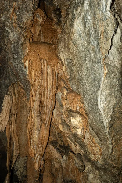 İç bir dağ mağaranın sarkıt ve dikitler Tuscany, İtalya, Avrupa içinde