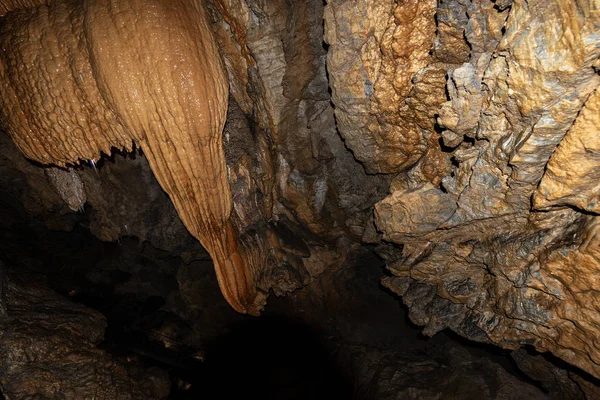 Höhle mit Stalaktiten und Stalagmiten - Toskana Italien — Stockfoto