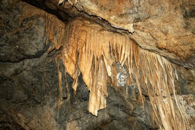 İç bir dağ mağaranın sarkıt ve dikitler Tuscany, İtalya, Avrupa içinde