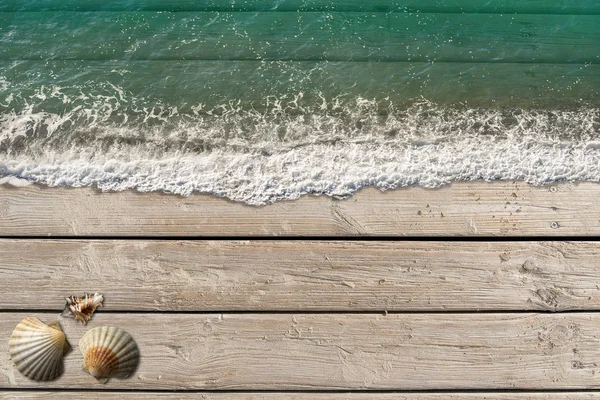 Пляжний Відпочинок Фону Зелене Море Хвилями Дерев Яній Дошці Піском — стокове фото