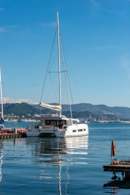 Katamaran yelken moored liman La Spezia, Liguria, İtalya, Europe