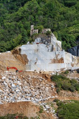 Apuan Alps için Beyaz Carrara mermer ocağı. Toskana, İtalya, Europe